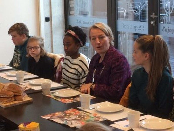 Volop vragen voor burgemeester Van Lente tijdens Nationaal Schoolontbijt