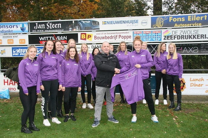 Nieuwe trainingstenues voor dames VV Hoonhorst - Foto: Eigen geleverde foto