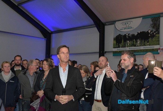 Rutte praat met boeren op VVD-bijeenkomst in de Vinkenbuurt - Foto: Johan Bokma