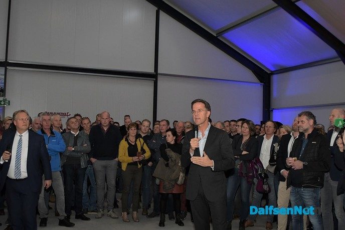 Rutte praat met boeren op VVD-bijeenkomst in de Vinkenbuurt - Foto: Johan Bokma