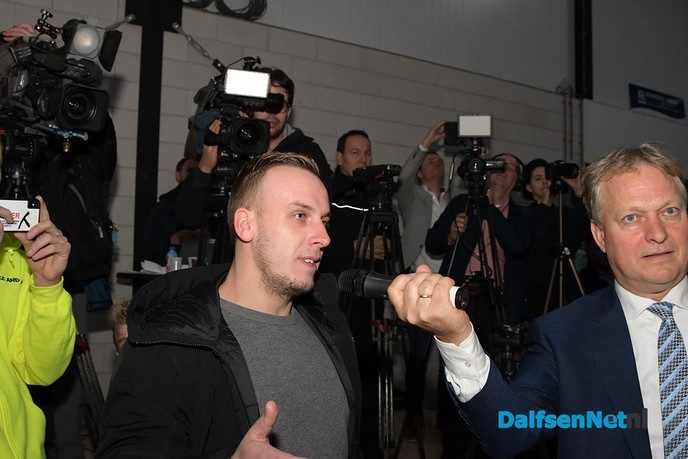 Rutte praat met boeren op VVD-bijeenkomst in de Vinkenbuurt - Foto: Johan Bokma