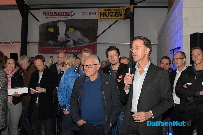 Rutte praat met boeren op VVD-bijeenkomst in de Vinkenbuurt - Foto: Johan Bokma