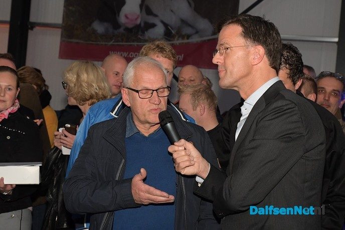 Rutte praat met boeren op VVD-bijeenkomst in de Vinkenbuurt - Foto: Johan Bokma