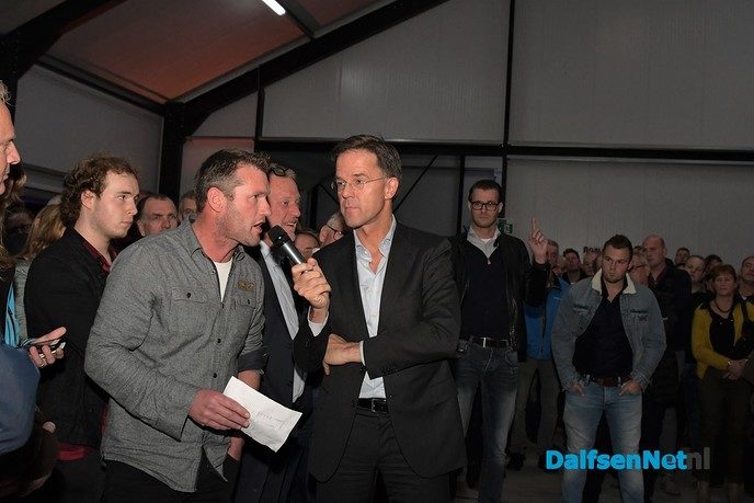 Rutte praat met boeren op VVD-bijeenkomst in de Vinkenbuurt - Foto: Johan Bokma