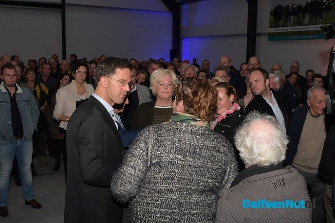Rutte praat met boeren op VVD-bijeenkomst in de Vinkenbuurt - Foto: Johan Bokma