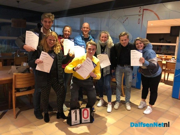 Zes gediplomeerde schaatstrainers erbij - Foto: Ingezonden foto