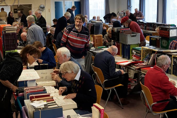 Veel bezoekers op beurs postzegelvereniging ’t Raedthuys - Foto: Paul Scholten