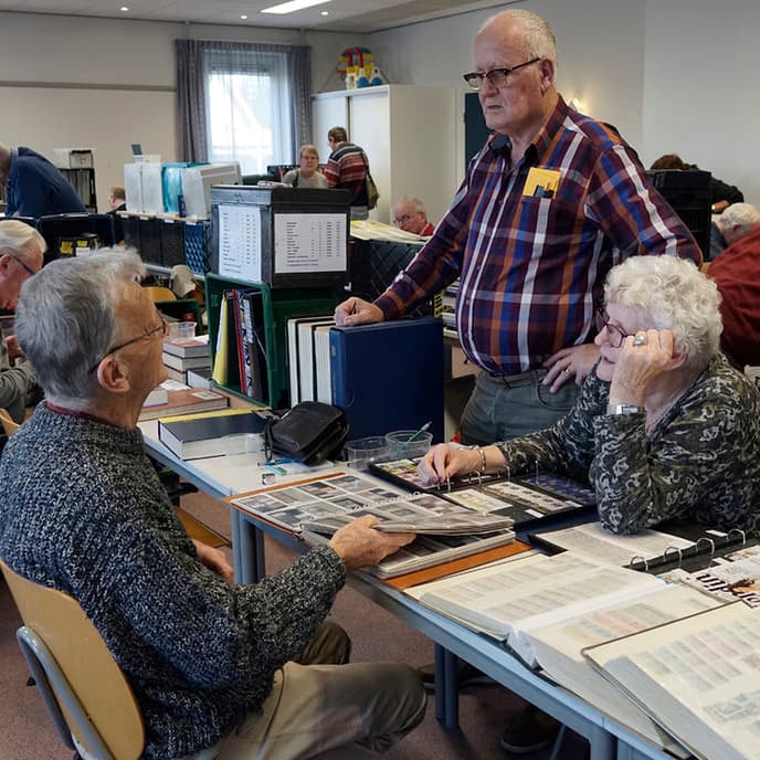 Veel bezoekers op beurs postzegelvereniging ’t Raedthuys - Foto: Paul Scholten