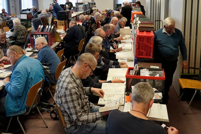 Veel bezoekers op beurs postzegelvereniging ’t Raedthuys - Foto: Paul Scholten