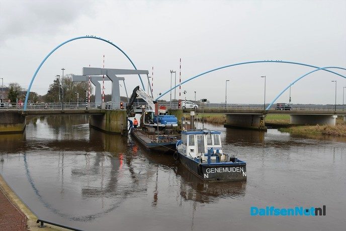 Nieuwe palen voor geleidewerk bij de brug - Foto: Johan Bokma