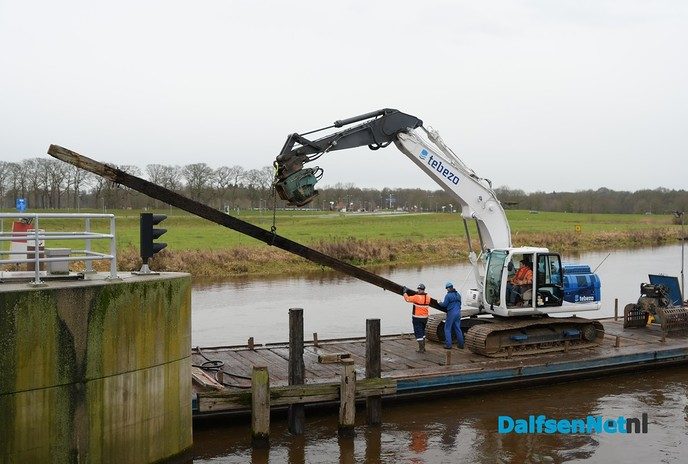 Nieuwe palen voor geleidewerk bij de brug - Foto: Johan Bokma