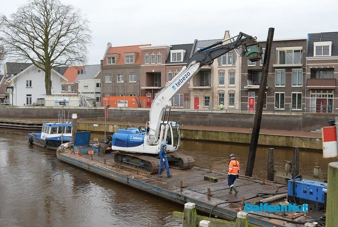 Nieuwe palen voor geleidewerk bij de brug - Foto: Johan Bokma