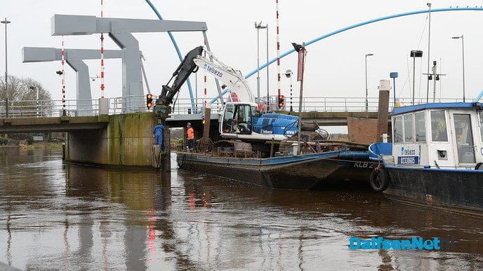 Nieuwe palen voor geleidewerk bij de brug - Foto: Johan Bokma