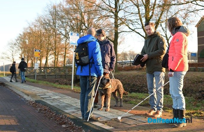 Blinden en slechtzienden kunnen beter de weg vinden bij het station Dalfsen - Foto: Johan Bokma