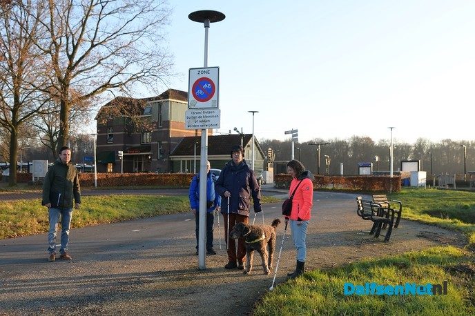 Blinden en slechtzienden kunnen beter de weg vinden bij het station Dalfsen - Foto: Johan Bokma