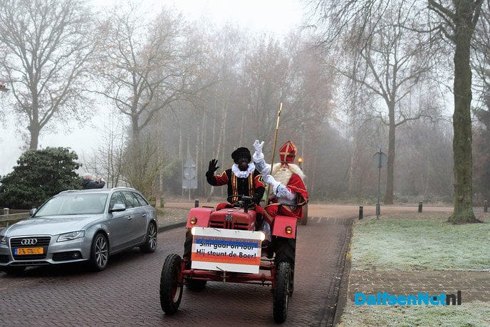 Het wordt steeds gekker, Sinterklaas komt met de trekker! - Foto: Johan Bokma