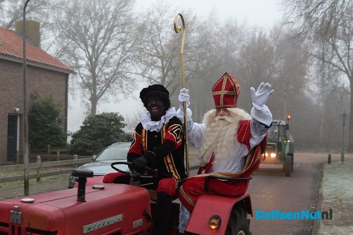 Het wordt steeds gekker, Sinterklaas komt met de trekker! - Foto: Johan Bokma