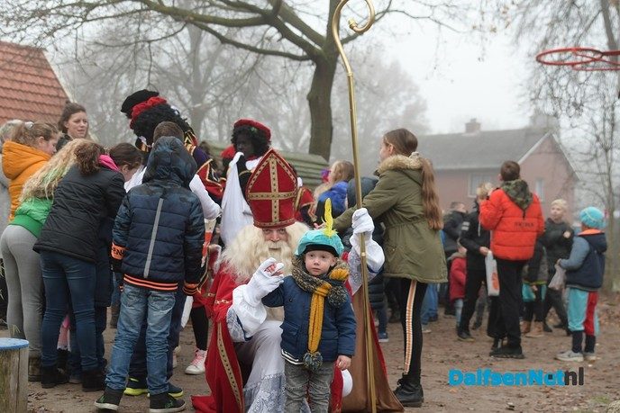 Het wordt steeds gekker, Sinterklaas komt met de trekker! - Foto: Johan Bokma