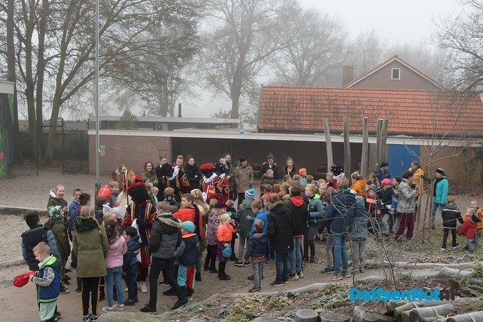 Het wordt steeds gekker, Sinterklaas komt met de trekker! - Foto: Johan Bokma