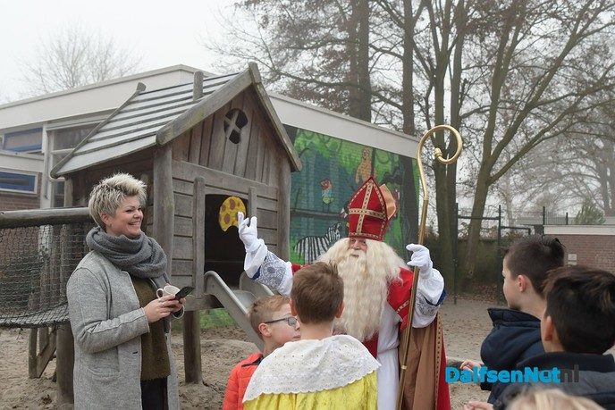 Het wordt steeds gekker, Sinterklaas komt met de trekker! - Foto: Johan Bokma
