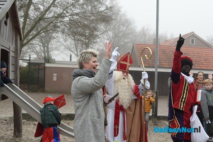 Het wordt steeds gekker, Sinterklaas komt met de trekker! - Foto: Johan Bokma