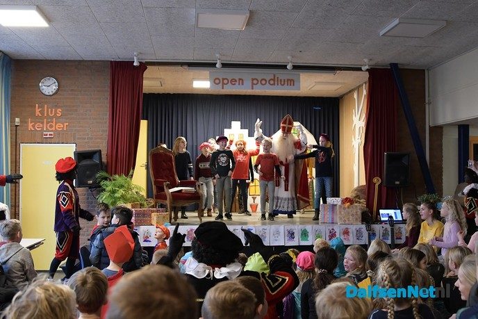 Het wordt steeds gekker, Sinterklaas komt met de trekker! - Foto: Johan Bokma