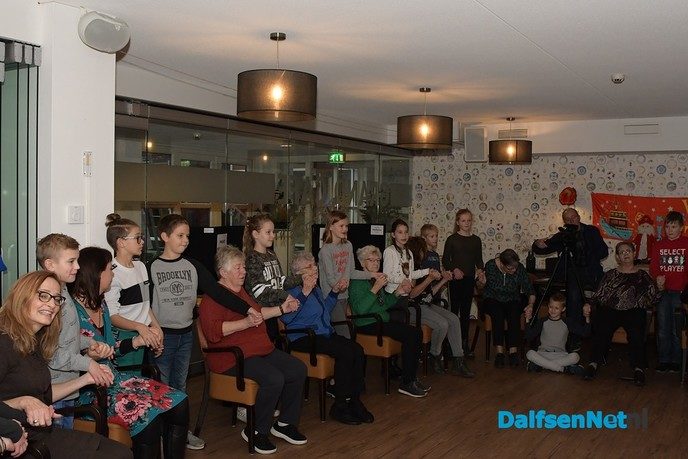 Leerlingen OBS Heidepark dansen ‘Hand-in-Hand’ met bewoners verzorgingshuis Brugstede - Foto: Johan Bokma