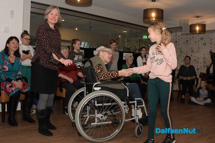 Leerlingen OBS Heidepark dansen ‘Hand-in-Hand’ met bewoners verzorgingshuis Brugstede - Foto: Johan Bokma