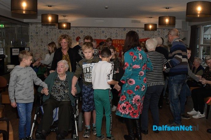 Leerlingen OBS Heidepark dansen ‘Hand-in-Hand’ met bewoners verzorgingshuis Brugstede - Foto: Johan Bokma