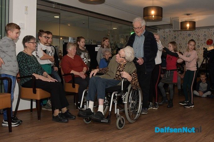 Leerlingen OBS Heidepark dansen ‘Hand-in-Hand’ met bewoners verzorgingshuis Brugstede - Foto: Johan Bokma