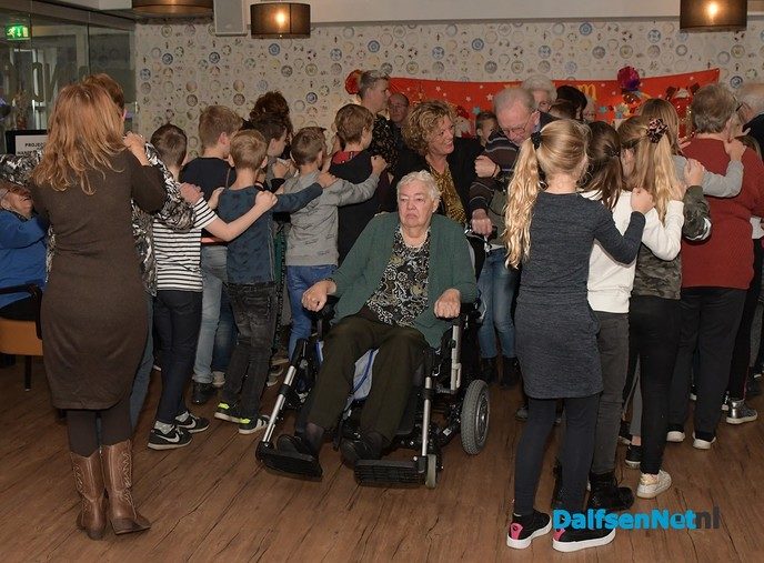 Leerlingen OBS Heidepark dansen ‘Hand-in-Hand’ met bewoners verzorgingshuis Brugstede - Foto: Johan Bokma