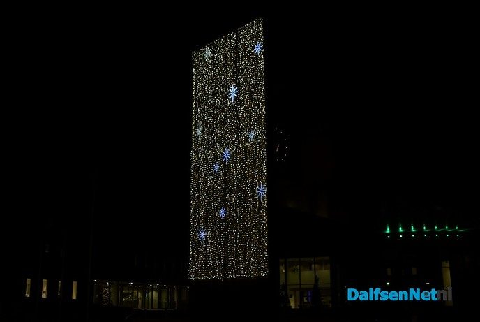 Wandtapijt van licht siert gemeentehuis - Foto: Johan Bokma