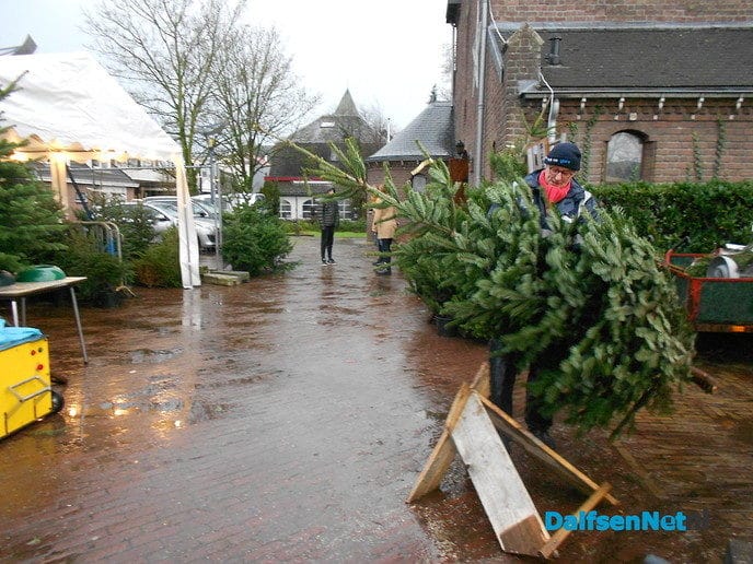 De kerstboommannen flink aan de slag
