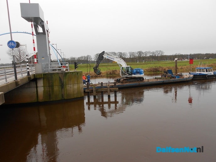 Nieuwe palen in de Vecht