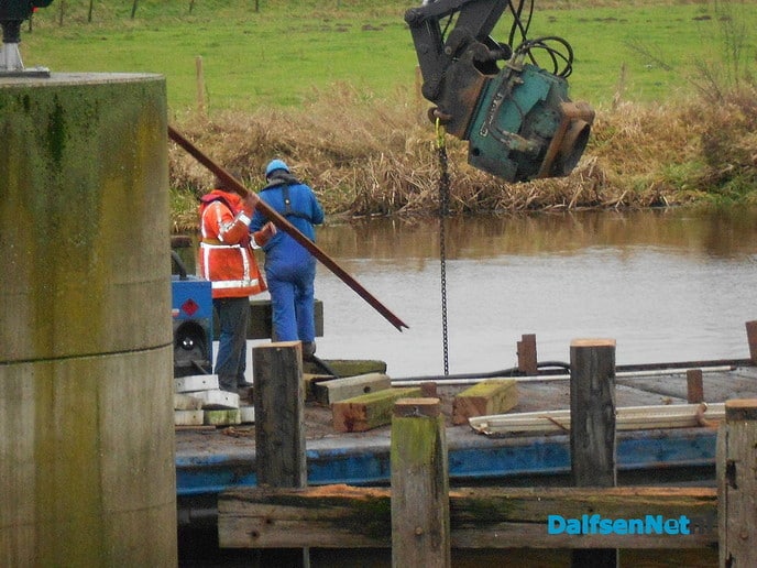 Nieuwe palen in de Vecht