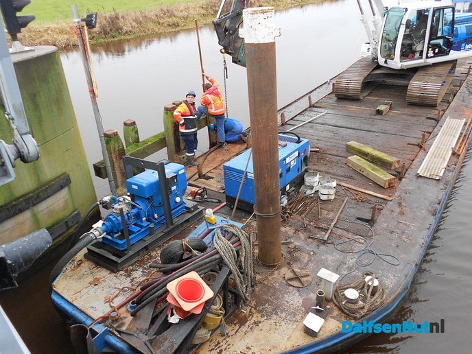 Nieuwe palen in de Vecht