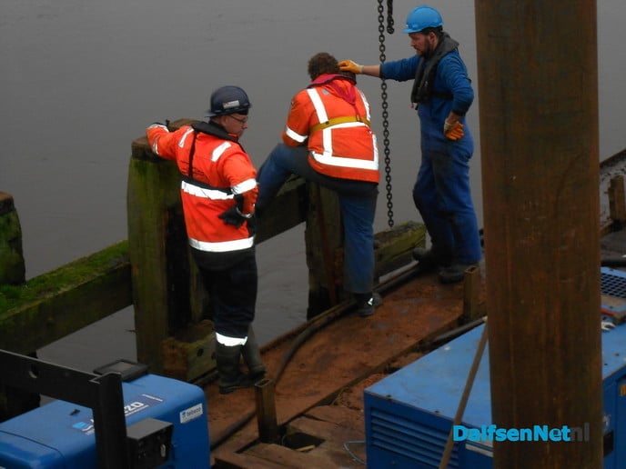 Nieuwe palen in de Vecht