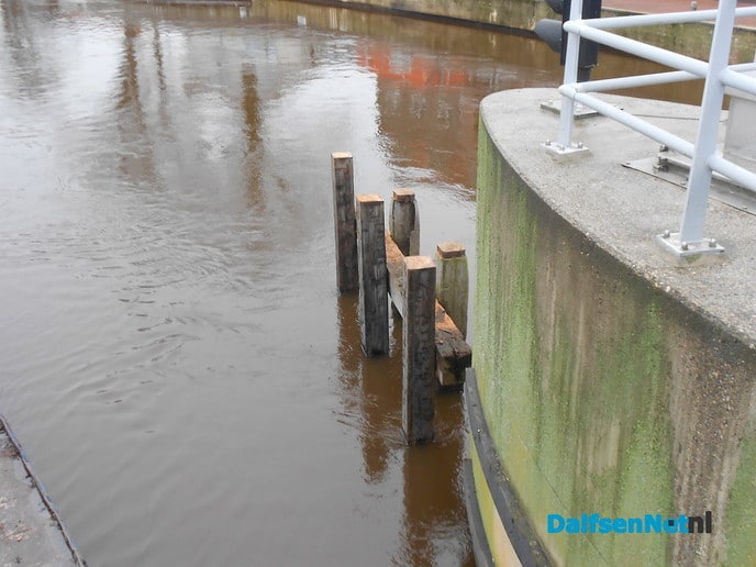 Nieuwe palen in de Vecht