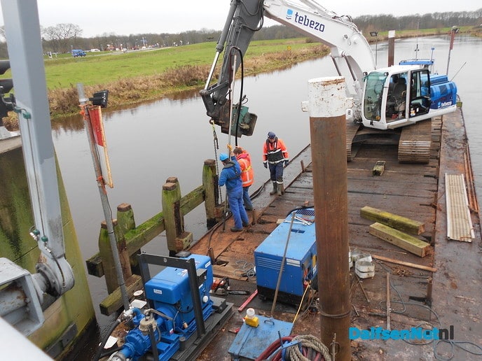 Nieuwe palen in de Vecht