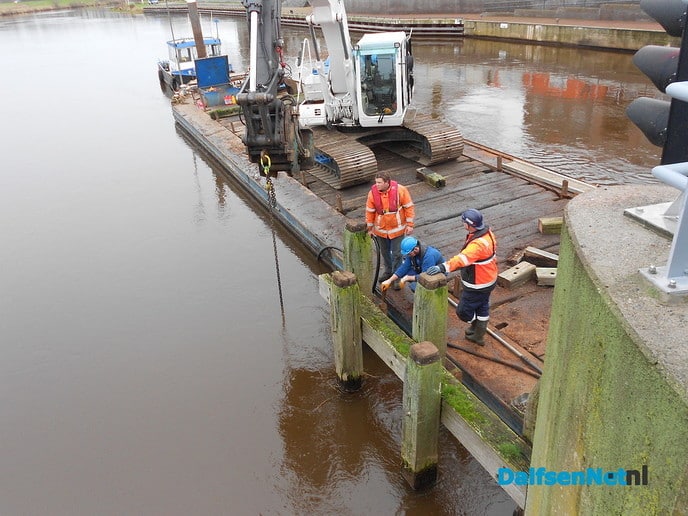 Nieuwe palen in de Vecht