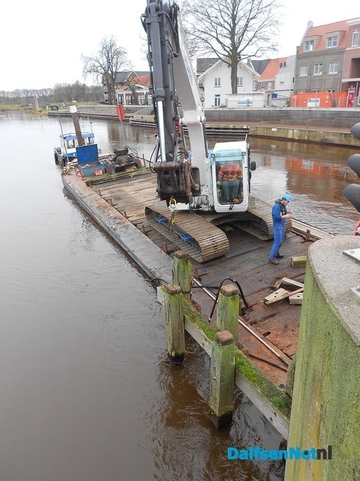 Nieuwe palen in de Vecht