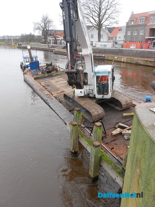 Nieuwe palen in de Vecht