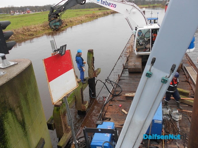 Nieuwe palen in de Vecht