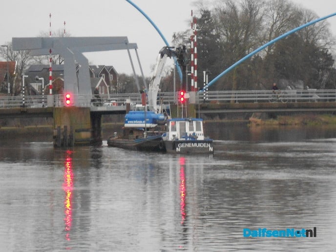 Nieuwe palen in de Vecht