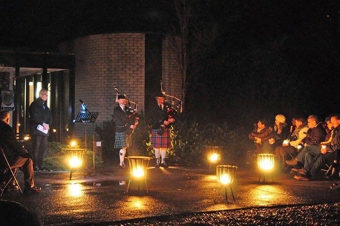 Samen stil staan en gedenken op begraafplaatsen - Foto: Eigen geleverde foto
