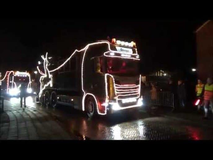 Verlichte truck rit doet Oudleusen aan.