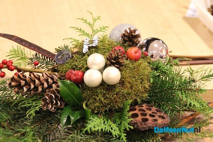 Kerststukken maken in de bibliotheek - Foto: Ingezonden foto