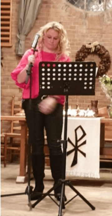 Tineke Willems zong bij de Kerstnachtdienst - Foto: Ingezonden foto