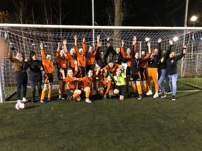 Grote vreugde bij kampioenschap van MO17-1 - Foto: Eigen geleverde foto