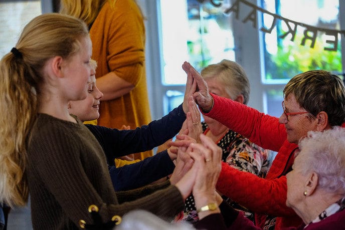 Leerlingen ‘Hand-in-Hand’ met bewoners - Foto: Eigen geleverde foto